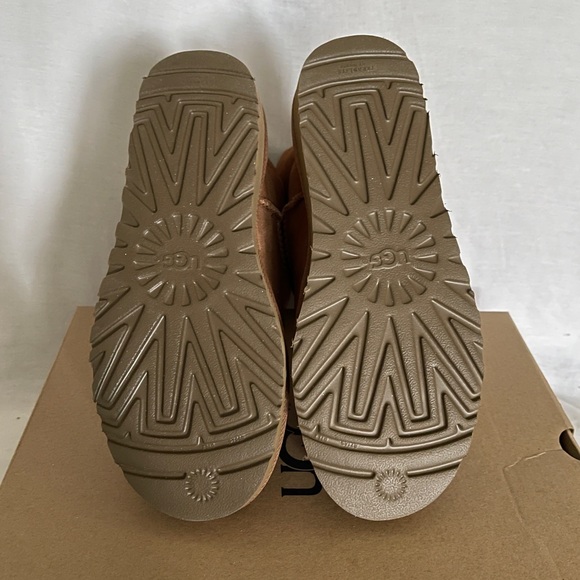 UGG Classic Short Boots - BRAND NEW - Picture 4 of 4